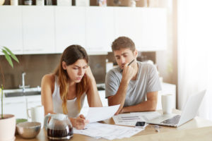 Joven pareja analizando su presupuesto familiar